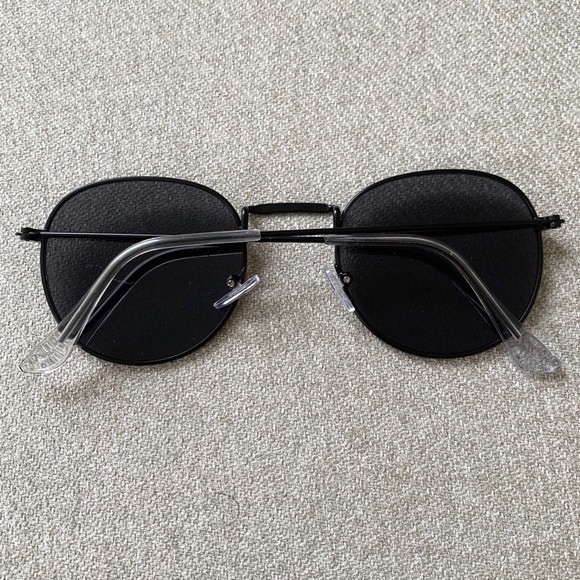 Flat Lens Round Sunglasses 🖤 - Picture 3 of 3